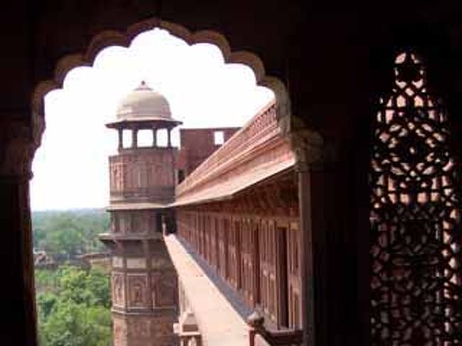 <br />囚われの塔とは言え、ここからの景色は飽きさせない何かがあるよ