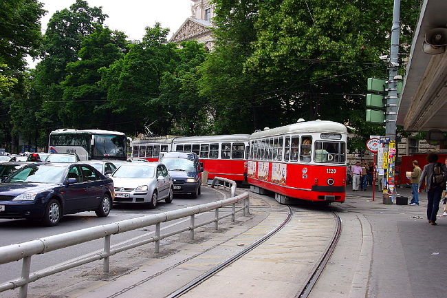 トラム、ウィーンではトラムを使っての移動が大変便利、まず環状線１，２番線で一回りすれば大体の位置関係も把握できます