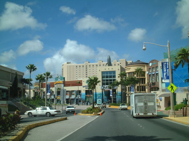 朝のホテルロード。　夜はすごい人ごみなのに朝は閑散。　朝寝坊はもったいないですよ〜。　　ということでドライブ開始です。　　<br />※経験上、グアムは現地で割引チラシをＧＥＴしてから予約すると安上がりのようです。