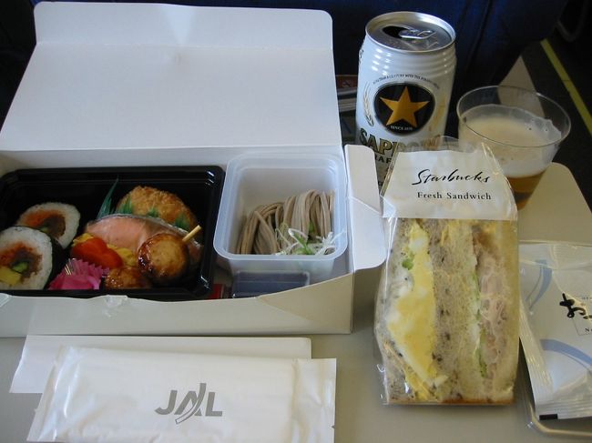 　貯まったマイルで黄金週間を楽しもうと、５月１日発、４日帰国の便を虱潰しに調べると、<br />行き　中部空港９：３０→ソウル１１：３５<br />帰り　ソウル１２：２０→関西空港１４：２０<br />という便が空いていた。速攻で予約。<br />　でも、我が家は奈良。ううーーーっ。ソウル行くより名古屋の方が遠いのです。<br />　出発前夜、仕事から帰宅したのが１２時過ぎ。寝たのが２時半。で、４時には起床。へろへろになりながら、５時のタクシーで近くの駅に行き、近鉄→のぞみで名古屋着。名鉄でセントレアへ。<br /><br />　８時前に着いたが、すでに大行列。<br />　しかし、チケットレスで予約していたので、わずか５分でチェックインが終わる。「えへん、賢いだろ」と嫁に自慢してみるが、「はよ空港見物しよ」と引っ張られる。<br />　一つ上の４階に、飲食店やら雑貨屋やらいろいろある。<br />　気に入ったのは、「えびせんべいの里」。<br />えびやたこ・げそのから揚げなどを煎餅にして小袋に詰めて売っている。<br />試食が充実しており、ばくばく食べる。<br />特に梅味が気に入ったので、ソウルで会うかもしれない知人用に一袋購入。<br />　セントレアは使いやすい。鉄道駅から搭乗口まで一直線。光が燦々と差し込んで明るいし、免税店も活気があるし、人気が出るでしょうね。<br />で、一気にソウルへ。機材は古く（ラジオのチャンネルがダイヤル式）、ビジネスクラスは、いわゆる「Ｊクラス」仕様。プチ揺れが続く。<br /><br />　写真は、機内食と、スタバで買ったサンドイッチ。