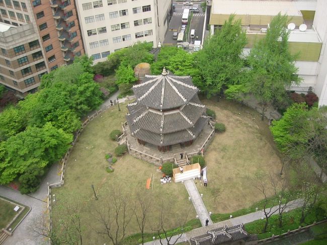 部屋から見た「円丘壇」。登録史跡で、ホテル敷地内にある。事前に円丘壇が見える部屋をリクエストしていた。