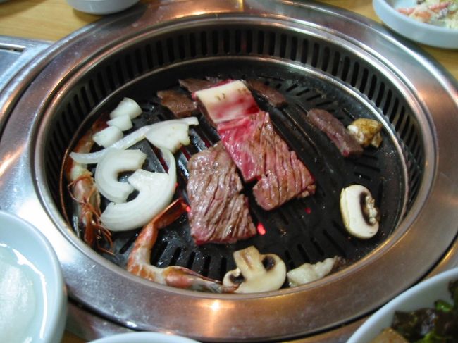 夜は「釜山カルビ」へ。<br />肉盛り合わせとカルビを頼む。元気なおばちゃんが付きっきり。矢継ぎ早に焼き、「食べろ食べろ」とせかす。まるで機関銃のよう。<br />こちらも急いで食べた。<br />嫁は疲れ果てている。<br />味は極めて満足。
