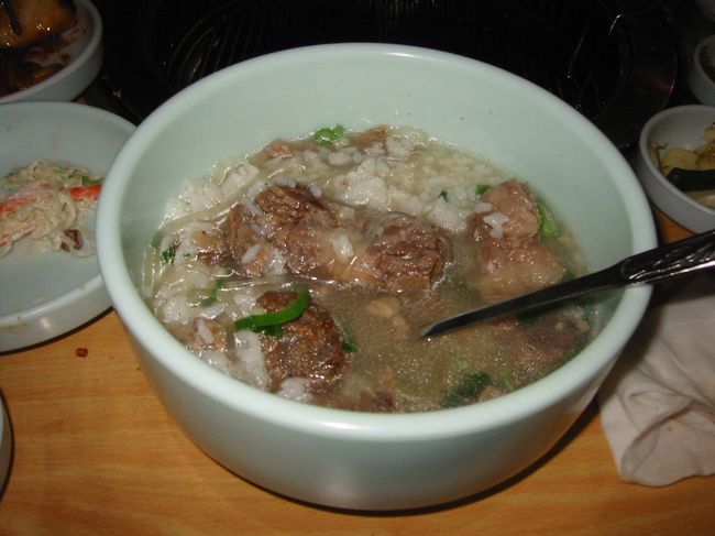 締めはカルビタン。おおきな肉がごろんごろん入っている。<br />麦酒２本つけて計５８０００㌆。文句なし。