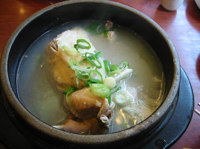 二日目の朝は、サムゲタン。<br />ホテルから歩いて５分ほどの所にある高麗参鶏湯に行く。きれいな外観。<br />石鍋に入ったサムゲタン（１１０００㌆）は、しばらくの間ぐっつぐつ煮立っていた。<br />塩をちょっぴりつけて食べる。旨いのなんの。元気が出てくる。