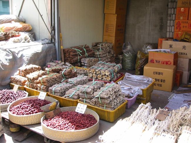 地下鉄で京東市場へいき、市場巡り。<br />焼いた犬や豚の頭、唐辛子など韓国らしいものが、てんこ盛りで売られている。<br />これは、韓方薬の材料かな。<br />