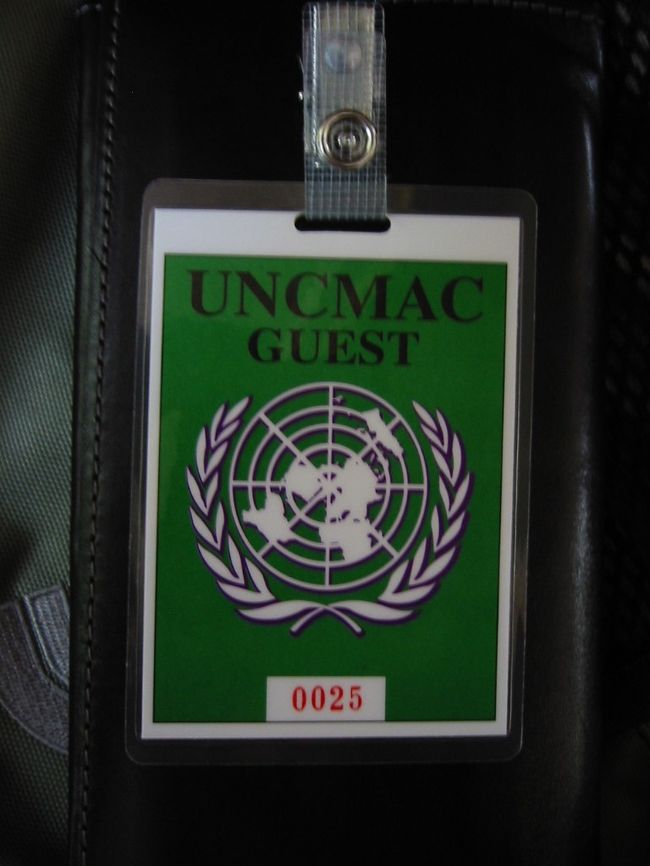 ３日目は板門店へ（板門店トラベルセンターを利用）。ロッテホテルに集合し、８時５０分出発。漢江に沿って北上。有刺鉄線が続き、数百?おきに監視小屋が置かれている。<br />１０時に「統一大橋」到着。２度のパスポート検査のあと、国連バスに乗り換えてちょろっと進み、「キャンプボニパス」到着。ここの会議室で、朝鮮戦争のビデオを見せられ、「板門店でもしも事件が起こっても保障できません」的な宣誓書にサインさせられる。<br />写真は、「訪問者」を示すワッペン。この会議室で配られる。<br />思ったよりものんびりした雰囲気。