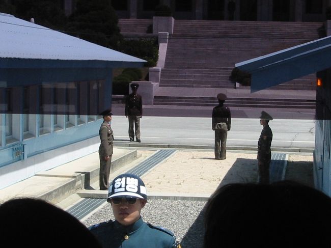 北朝鮮の訪問団が多いため、行きたかった「本会議場」には入れなかった・・・・・。残念無念。<br />再訪を固く誓う。<br />で、「帰らざる橋」などを眺めつつ、再度「キャンプボニパス」へ。ここには小さな店があり、有刺鉄線やＴシャツなどが売られている。<br />バスを乗り換え、１３時に昼食。「有名な焼き肉店です」って言ってたけど、どうみてもドライブインに毛がはえたようにしか見えなかった。４人一組でプルコギを食べる。知らない二人連れの人と一緒につつく。微妙に気まずい食事でした。<br />自由の橋などをみて、ソウルへ。１５時前に着く。