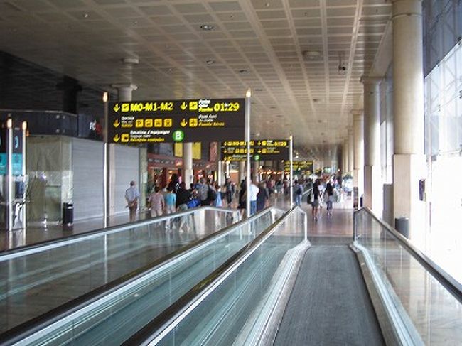 HOLA!ESPANA〜(^З^)/~~~♪バルセロナの空港に着いたとこです。周りから聞こえてくるスパニッシュに、否が応でも期待が高まるアタシと史恵里♪