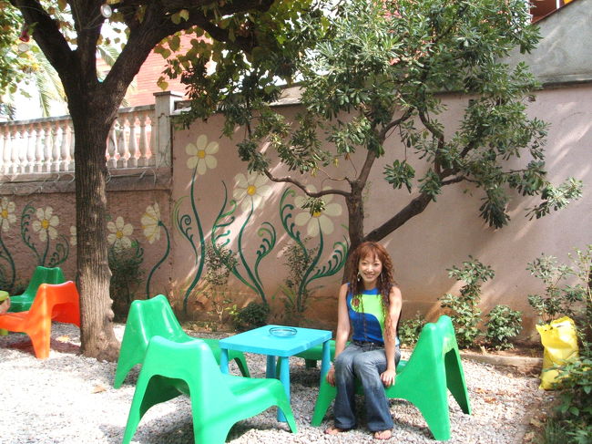 これがユースの庭。壁画や椅子や机が超キュートo(>∀