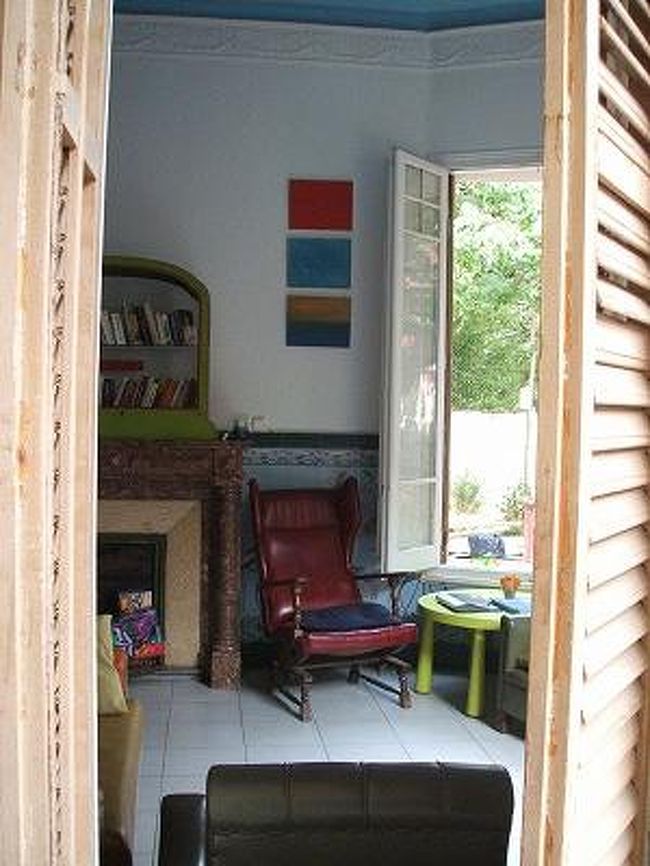 ユースのロビーを玄関前から。スペインは、とにかく原色の国。内装もとってもカラフル。