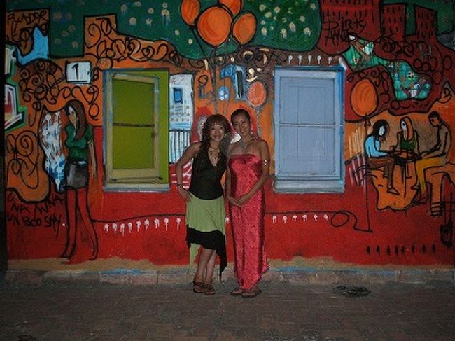 ユースホステルの屋上にて。壁画がかなりCOOLでアタシ好み！２人とも、ビールでちょっといい感じ♪