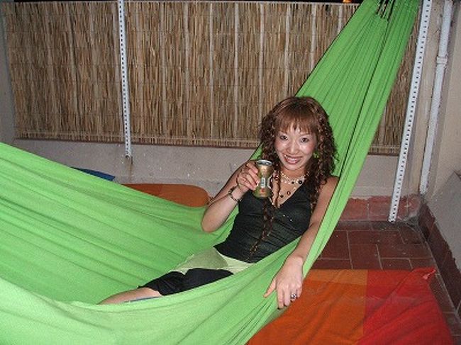 きゃあ〜o(≧∀≦)o♥念願にして、初ハンモック♪ちなみにこれも、屋上のコーナーにあるのを発見☆うーん、最高です。大満足(^-^)ちなみに、ドレスの色とコーディネートしたわけじゃなく、たまたまのマッチです(笑)。