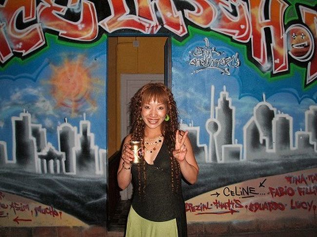 これも屋上の別の面の壁画の前で。書いた人、超センスあります、マジで。このユースには、内部にもいたる所にアートやペイントがなされてて、なかなか凝ってました。