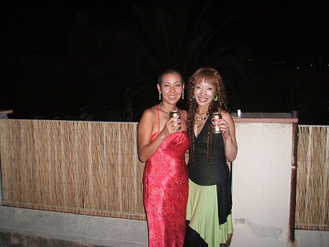 これも屋上でのショット。ホントは、この後ろに素晴らしい夜景が見渡せるんだけど、カメラのセルフタイマーではそこまで写せず(泣)。階下には、ライトアップされた民家の庭園や、ソテツややしの木などの南国の植物が沢山。更に遥か遠くの山の頂上には、遊園地らしき発光地が。あれは一体何だったのか、今でも気になる・・・。