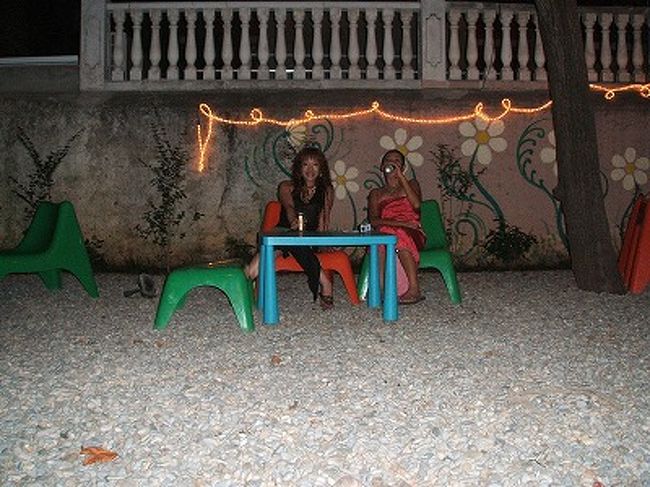 夜の庭にて。壁画に電光がついて、ムードあります。