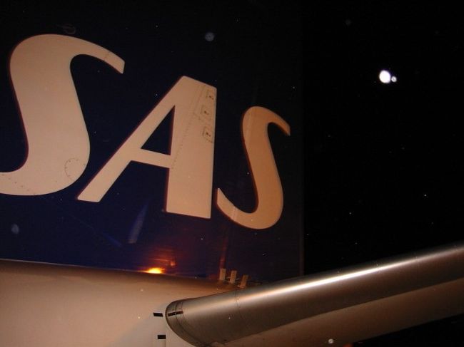 出発前日は、同僚と新年会。大分の郷土料理「やせうまだんご汁」を食べ、日本酒５合と生ビール。へろへろになって１２時前後に帰宅。４時起床は辛かった。タクシーで近鉄奈良駅→バスで伊丹。荷物はキルナまでのタグを貼られる。スカンジナビア航空を使う。ラジオのイヤホン借りるのに１０００円（！）。