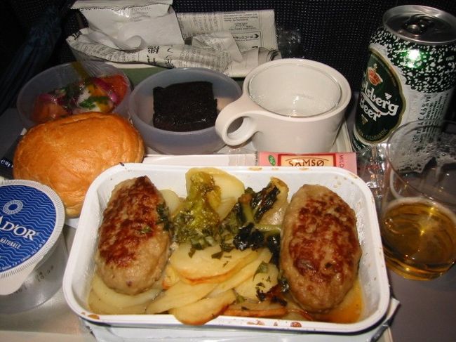 シベリア上空を飛行する。窓越しからも寒さがびんびん伝わってくる。低く、なめらかな山の頂に、雪とも氷ともつかぬものが積もっている。<br /><br />機内食。うーむ、お世辞にも旨いとはいえない。後が思いやられる。<br />