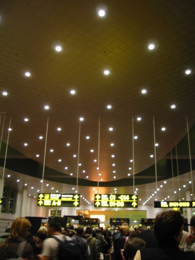 １度のしっかりした食事と、２度の軽食（サンドイッチやハンバーガー）の後、コペンハーゲン・空港に到着。気温は摂氏零度。床は木張り。静かで落ち着いた大人の雰囲気が漂う。<br />シーフードバーを発見。帰りはここで食べよ。