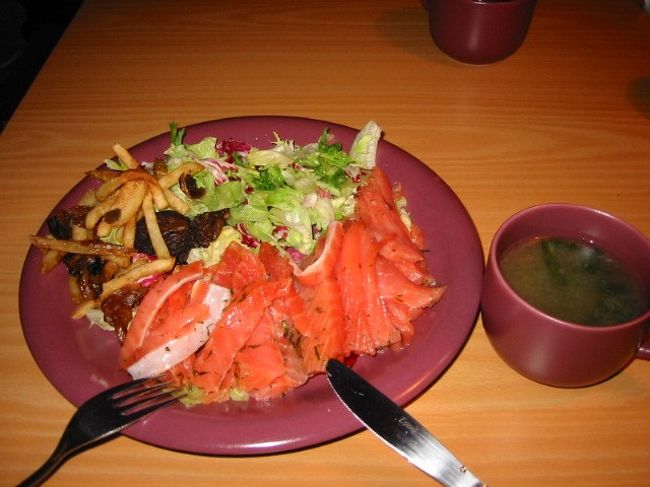 犬ぞりツアーに参加。午後６時前に集合。防寒着（つなぎの服や靴、帽子、手袋）を装着。１０頭の犬に引かれ、いざスタート。１番前の犬がリーダー（コモンドッグ。あんましきちんと引っ張ってない）。１０分ほど走って休憩。全身から湯気が出ていて、腹這いになり地面にぺたっとくっつけている。かなりの運動量。この日はマイナス８度くらいで、犬にとってはマイナス２０度くらいがちょうどいいとか。サーメ人のテントで一息つく。お茶、クッキーをいただく。８時ごろ終了した。<br />夕食は、スーパーで買ったサーモンなど。