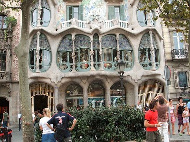 よりどアップのカサ・ミラ邸。この曲線の発想、ありえません(汗)。圧巻過ぎるほど、外観も内部も美しいです。