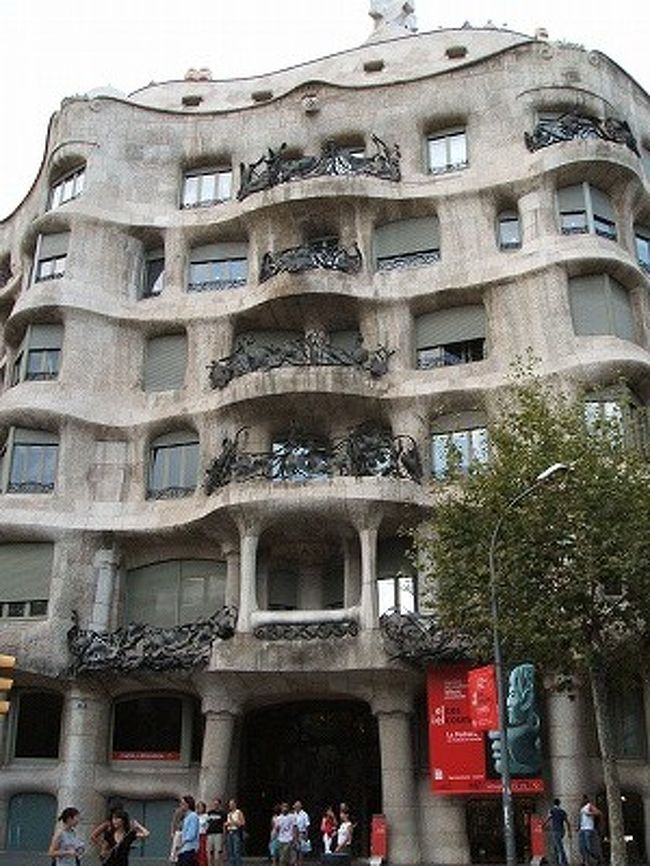 違う角度から撮った、カサ・ミラ邸の全貌。こんなのが、フツーの近代的な街並の中にあるもんで、超目立つなんてもんじゃありません。駅降りて、人に聞くまでもなく、すぐ解ります。