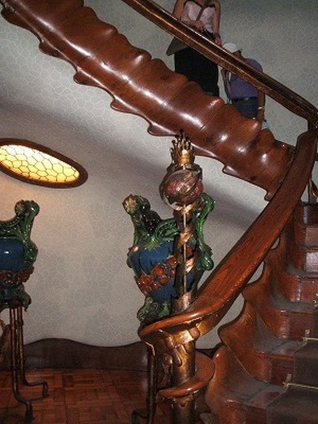 玄関を入ってすぐ、２階に上がる階段のふもとで。オブジェと壺と、電飾に注目！