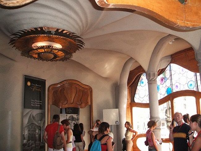 見よ！この天井！！どこの世界に、「よし、天井渦巻いてみよーぜ♪」なんて発想をする人がいるんでしょう(汗)？ガウディ氏、天才の名に恥じない創造者ですね。それにしても、素敵・・・。見惚れちゃいます。