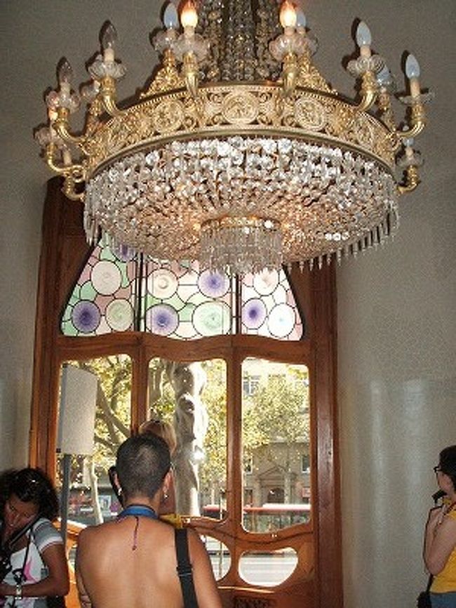 豪華絢爛なシャンデリアと、真下のG.I.ジェーンはうちの史恵里です(笑)。窓も大きくて、採光も完璧ですね。