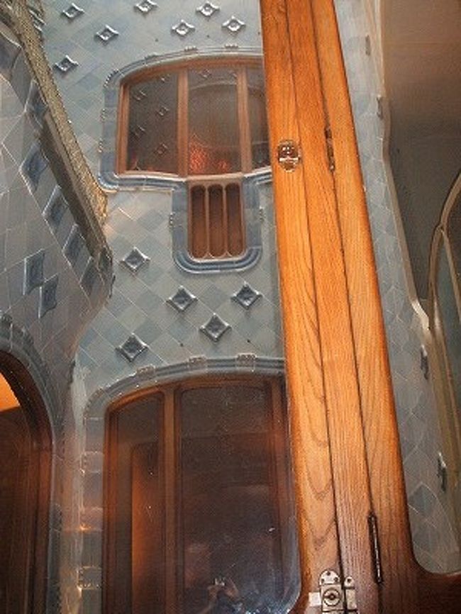 ガウディは、その独特な曲線美もさることながら、タイル使いで有名でもあります。窓から中央部分の吹き抜けを。