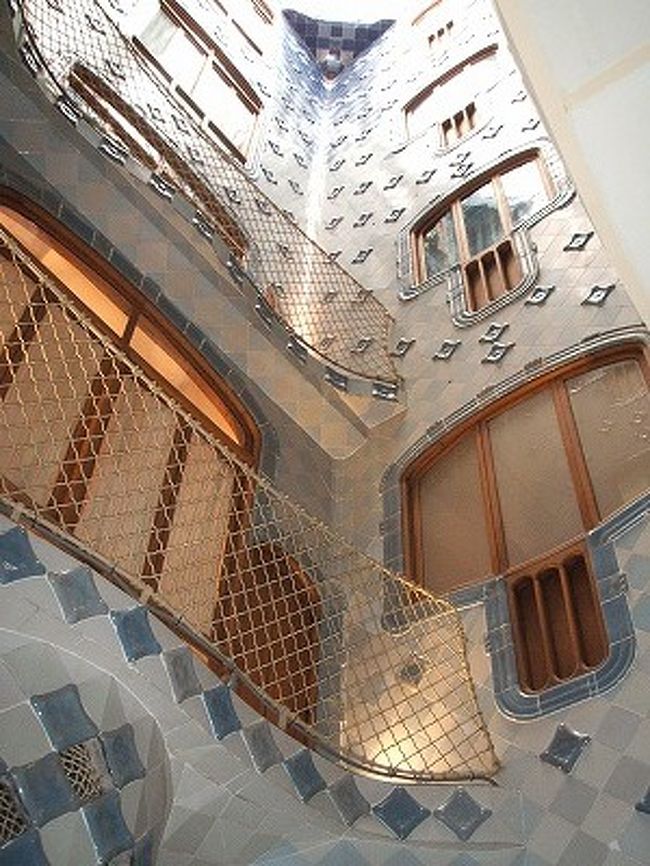 さらにタイルの吹き抜けを上層部まで撮ろうとトライしたんだけど、窓ガラスが開けられなくて、これが限界でした・・・(泣)。