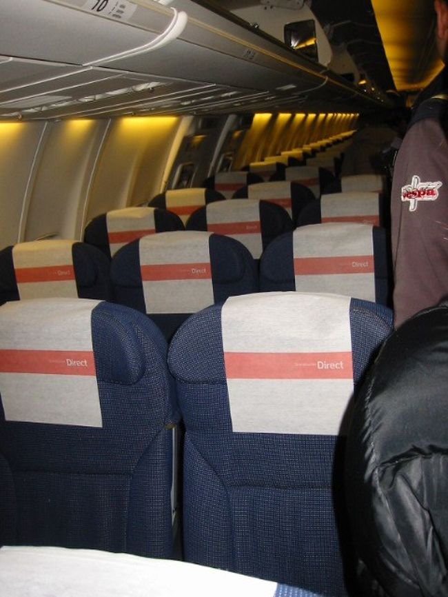 スカンジナビア航空・国内線の機内。シートも床の絨毯も、紺色に統一されており、清潔感が漂う。<br />ただし、ピッチが狭い。北欧は大柄な人が多いので、きつそう。