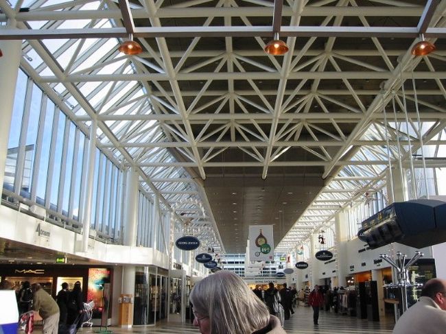 ストックホルムで２時間ほど乗り換え時間があったので、アーランダ急行でストックホルム中央駅へ。ちょこっとぶーらぶら。戻って、いざコペンハーゲンへ。<br />やはり綺麗な空港ですね。