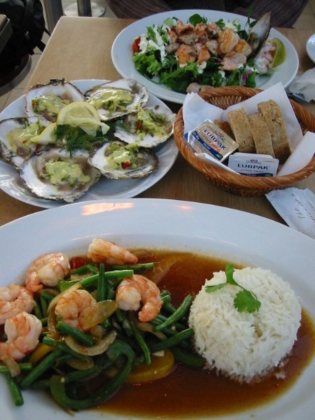 行きしなにめざとく見つけていたシーフードバーに。手前から、海老炒め、オイスター、シーフードサラダ（海老・サーモン・ムール貝に生サラダ）。本場のカールスバーグとともに。この旅行中一番旨かった。