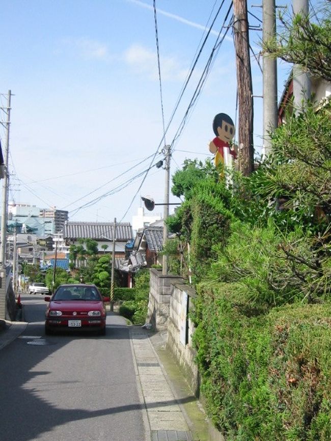 なぜか高いところから家へ向かう「飛び降りくん」。誰に何を警告したいのだろうか。