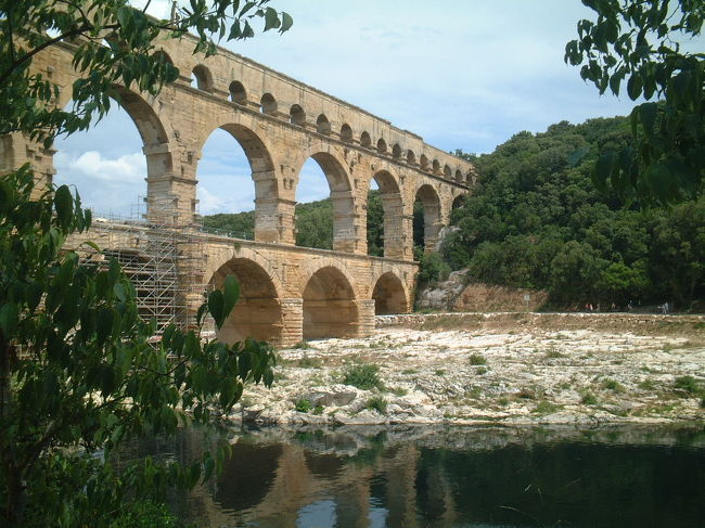 世界遺産「ポン・デュ・ガール」です。<br />5ユーロ札のモデルにもなっています。2000年前に出来たローマ時代の水道橋です。