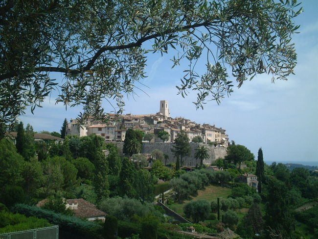 南仏の鷲巣村「サンポール｣です。<br />元アナウンサーN.Eさんが結婚式を挙げた教会があります。<br />シャガールもここに眠っています。<br />落ち着いた小さな村です。