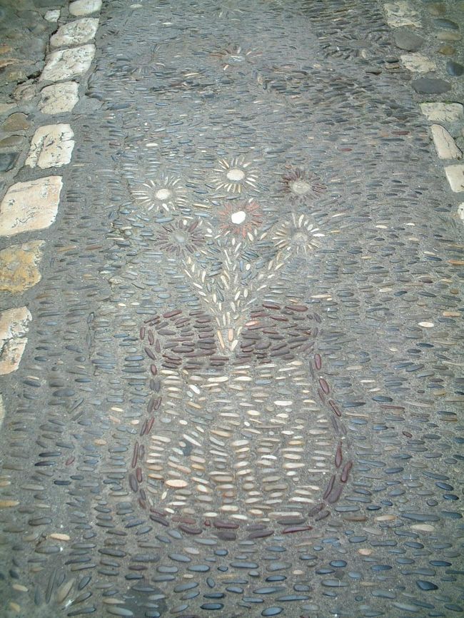 「サンポール｣の歩行者道路の石畳の飾りです。<br />絵になりますネェ・・