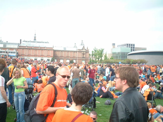 ４月30日は「女王の日」<br />国中がフリーマーケットになる日です。<br />誰もが道端・広場にお店を広げられます。もちろん登録なんてありません。<br />今年の「女王の日｣は特別でした。<br />オランダでは50、25、12.5・・と25と言う数字を中心にした記念日を祝います。今年は在位25周年ということでいつもより盛大なお祭り騒ぎでした。<br />オランダカラーの「オレンジ」に染まっていました。