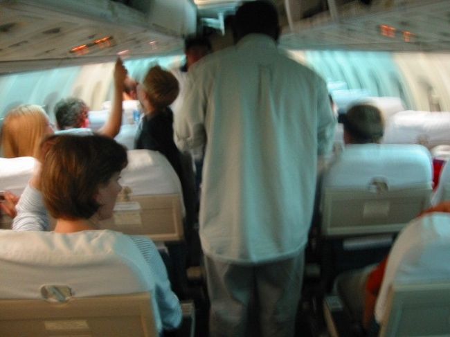 バンコクのドン・ムアン空港。ラオス航空は１番ゲートから出発する。<br />空港ターミナルから最も離れたゲートで、たしかバスに乗って発着場へ行く。<br />指定席だが、私の席には先客がいる。ま、いいか。<br /><br />