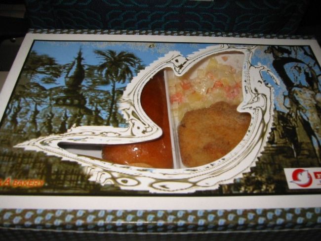 機内食も出る。<br />お弁当。バナナや蒸しパン、揚げ物が入っていた。<br />ビールなどアルコールはなし。