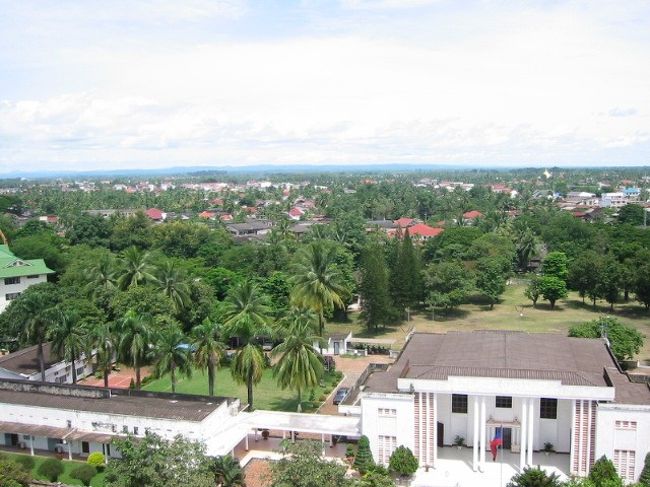 パトゥーサイ（凱旋門）Patousayから見た市街地。<br />高い建物が見あたらない。