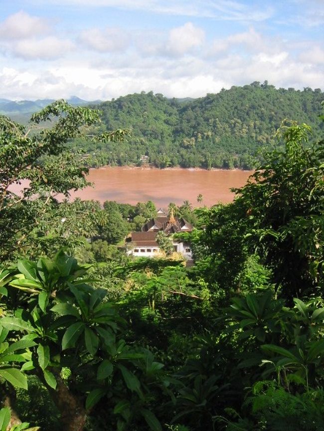 同じく、プーシーの丘から見た旧王宮と、メコン川。