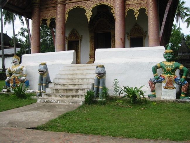 いわゆる「狛犬」か。<br />爬虫類っぽい。かわいいんだか、気味悪いんだかよく分からない。