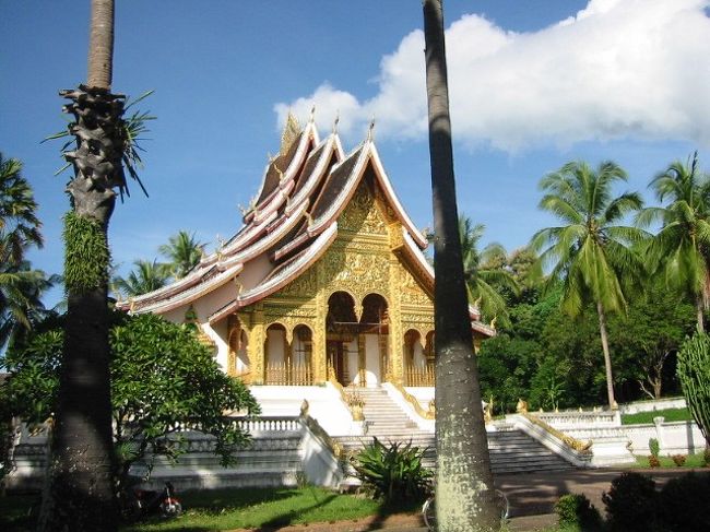 ワット・シェントーン（Wat Xieng Thong）。<br />１５６０年に王家の菩提寺として建立された。 屋根が軒に向かって低く流れるように作られた、典型的なルアンパバン様式の建物。<br />陽光に輝く姿に気品があり、美しかった。