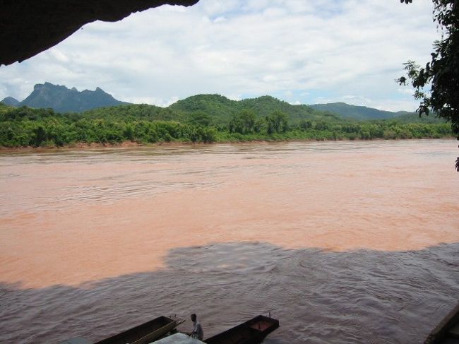 舟で１時間ほどかけて、パークオウ洞窟へ。<br />ここには４０００体以上の仏像がおさめられているという。<br />夏のあつい日だったが、洞窟内には柔らかい風が吹いていた。