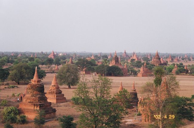 仏塔は国王の手による大規模なものもあれば、いろんな地位・立場の人々がその財力に応じて作ったと思われる小規模なものまで様々ですが、赤茶けた大地を覆いつくすように林立しています。<br />（シュエサンドーパゴダから眺め）<br />