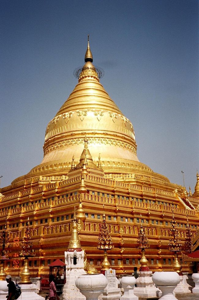 先ずはニャゥンウーのエーヤワディー川沿に建つシュエズィーゴォンパゴダ。境内も広く、堂々たる黄金の塔がそびえています。仏陀の骨や歯が納められているそうです。ただ、そのまばゆさはバガンの大地とは少し異質なイメージを受けました。