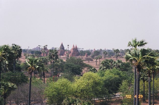 ここはパゴダに上がることができ、比較的緑の多い景観が望めます。なお、パゴダは千の単位でありますが、登ってあたりを眺められるパゴダはそう多くはありません。