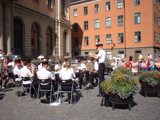 旧市街地ガムラ・スタンの大広場で宮殿のブラスバンドがコンサート。演奏曲の中にはポップも含まれていた。