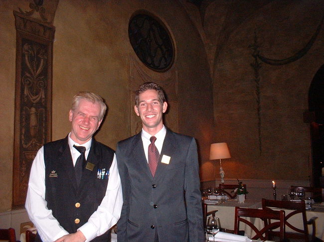 スタッドヒュース・シェラレンのウェイターさん達。ノーベル賞授賞式公式晩餐会でもウェイターをしたそうです。二人とも、とっても誇らしいことです、と言っていました。